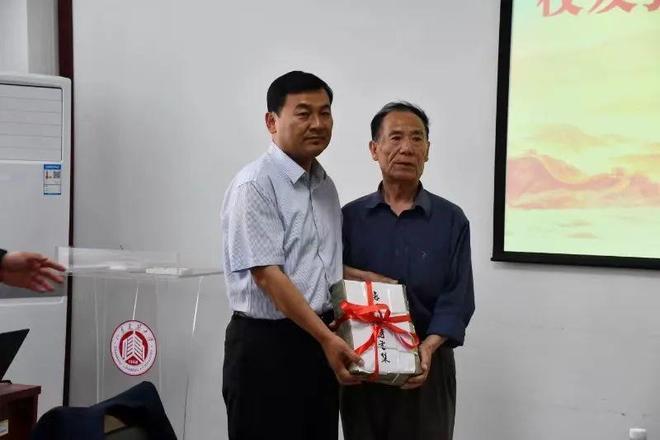 —书法家张振国向山建大捐赠作品的文化意义尊龙凯时新版APP首页翰墨丹心报桑梓—(图1)